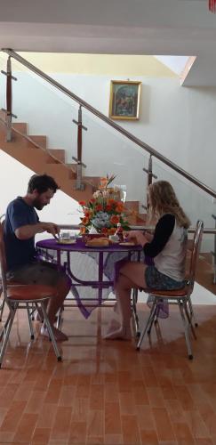 Ein Mann und eine Frau sitzen an einem Tisch in der Unterkunft Hai Dang Hotel in Châu Làng Chánh