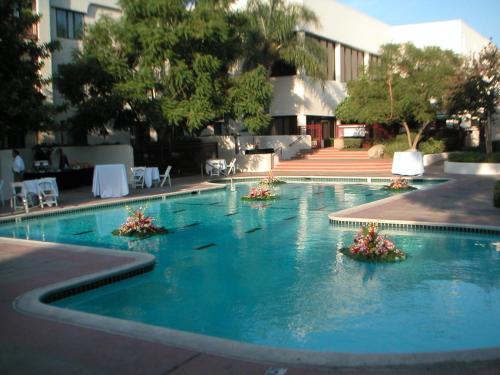 
The swimming pool at or close to Ontario Gateway Hotel
