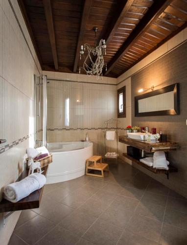 a large bathroom with a tub and a sink at Casa Ramiras in O Viso