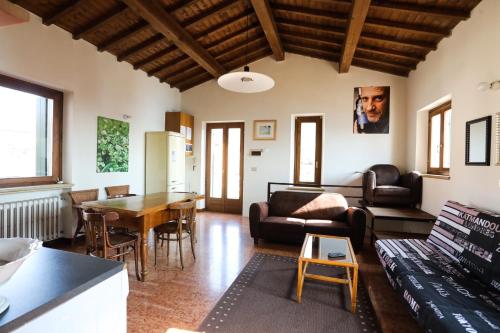 ガルダにあるWelcome Traveller MERLO NERO APARTMENTSのソファとテーブルのあるリビングルーム