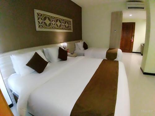 En eller flere senge i et værelse på Red Chilies Hotel