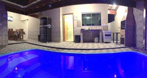 uma grande piscina numa cozinha com uma cozinha em Casa temporada Aroeira em Olímpia