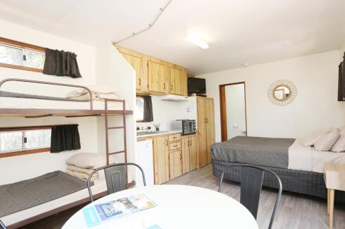 a small room with two bunk beds and a kitchen at Moonta Bay Accommodation in Port Moonta