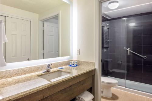 La salle de bains est pourvue d'un lavabo et d'une douche. dans l'établissement Hyatt House Houston Galleria, à Houston