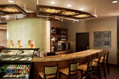 Ο χώρος του lounge ή του μπαρ στο Hyatt Place Pensacola Airport