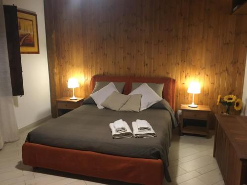 1 dormitorio con 1 cama con 2 toallas en Alberto's Mt.Etna B&B, en Zafferana Etnea