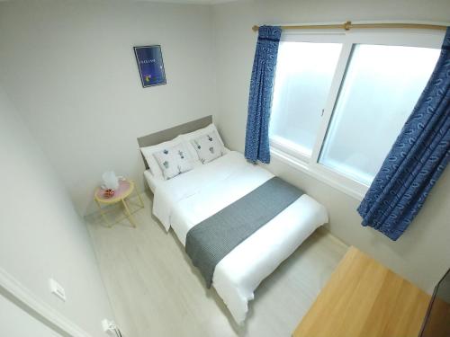 Кровать или кровати в номере Hause Itaewon