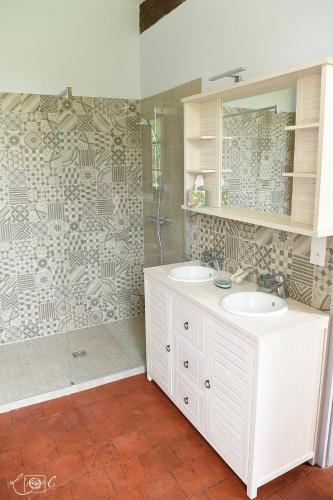 une salle de bain avec deux lavabos et une douche dans l'établissement A CLAIREFONTAINE, à Auch
