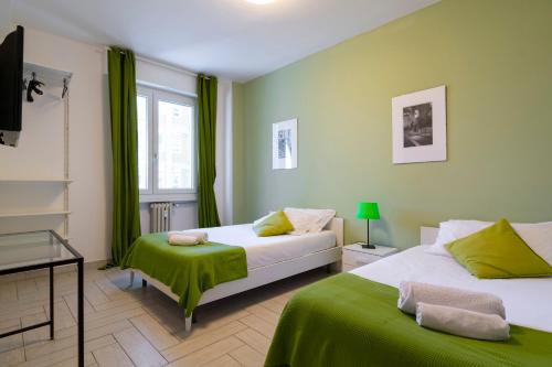 米蘭的住宿－Milanocity MICO MIART，一间卧室配有两张床和电视。
