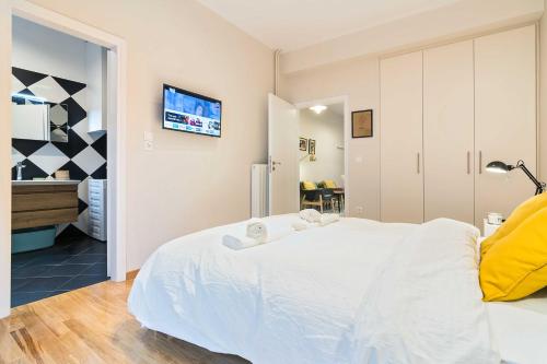 A bed or beds in a room at Athens' Top Location Romantic & Well Decor Shining Star