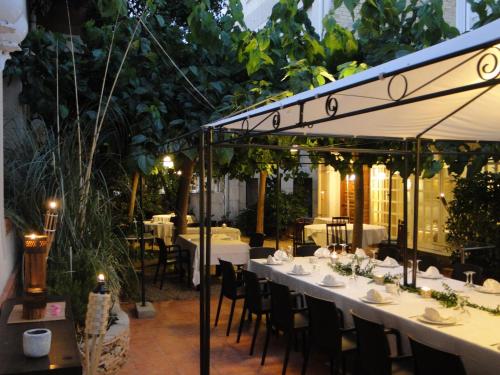 Restaurace v ubytování Hotel Restaurant Llansola