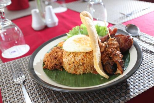 une assiette de nourriture assise sur une table dans l'établissement University Club (UC) Hotel UGM, à Yogyakarta