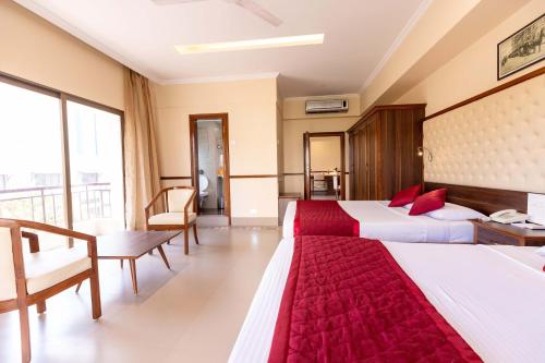Ένα ή περισσότερα κρεβάτια σε δωμάτιο στο West End Hotel Opp Bombay Hospital