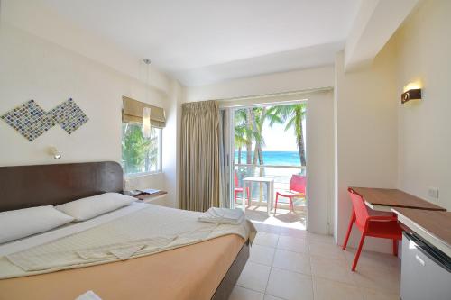 Säng eller sängar i ett rum på Signature Boracay South Beach