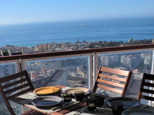 uma mesa com vista para a cidade a partir de uma varanda em Quarto di Luna em Génova