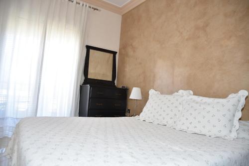 - une chambre avec un lit avec un miroir et une commode dans l'établissement Wellness Home, à Tanger
