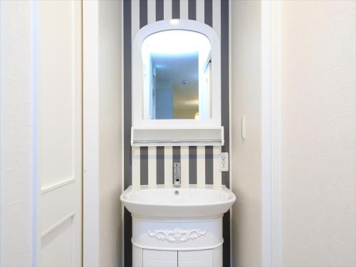 a bathroom with a sink and a mirror at COTO Tokyo Shibuya 2 in Tokyo