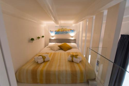 małą sypialnię z łóżkiem w pokoju w obiekcie Little House w Syrakuzach