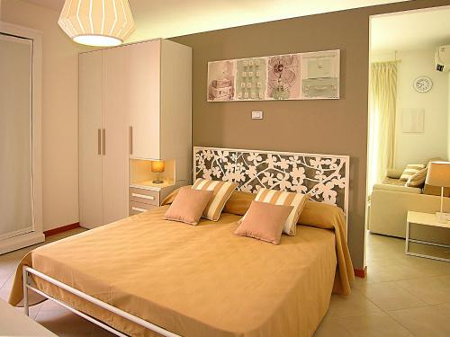 ビビオーネにあるBosco Dell'Imperoのベッドルーム1室(大型ベッド1台、枕2つ付)