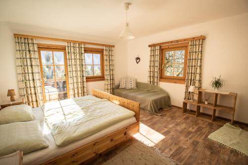 um quarto com 2 camas e uma janela em Almurlaub Buchebnerreith, Ferienwohnungen em Hinterstoder