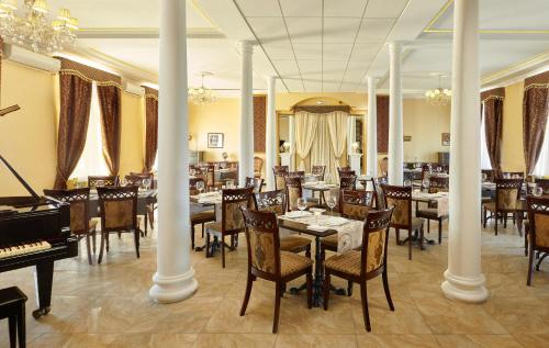 A restaurant or other place to eat at Nikitin Hotel