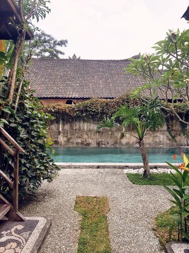 Kolam renang di atau dekat dengan Lembah Sentosa