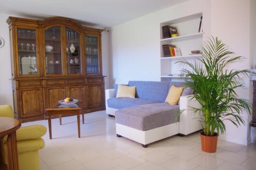 - un salon avec un canapé et une table dans l'établissement Cà Marcon, à Castelnuovo Magra
