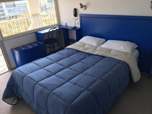Кровать или кровати в номере Hôtel Les Rives Bleues