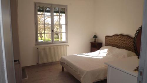 Ένα ή περισσότερα κρεβάτια σε δωμάτιο στο L'Oustau