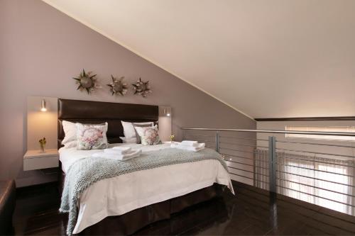 1 dormitorio con 1 cama grande con sábanas blancas en Absolute Farenden Apartments, en Pretoria