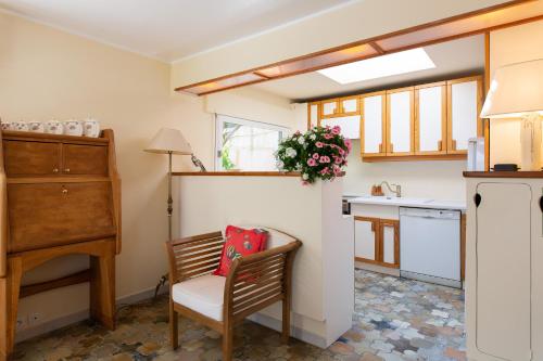 a small kitchen with a chair and a piano at Haus mit Garten über der Bucht von Cannes in Vallauris