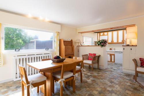 a kitchen and dining room with a table and chairs at Haus mit Garten über der Bucht von Cannes in Vallauris