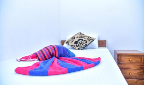Giường trong phòng chung tại Golden Pearl Private Villa Tangalle