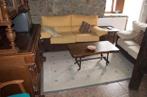 uma sala de estar com um sofá e uma mesa de centro em Las Medulas Los Telares em Las Médulas