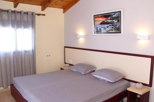 クサミルにあるHotel Ronaldoのベッドルーム1室(ベッド1台、枕2つ付)