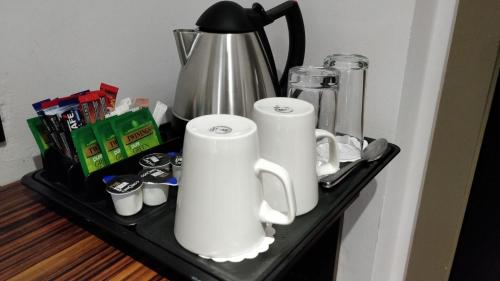Coffee and tea-making facilities at Maitrise Hotel Edgware Road &ndash; London 
