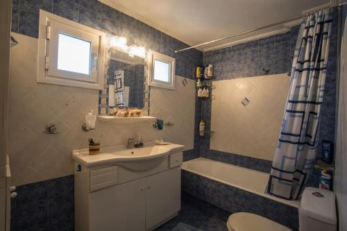 un bagno con lavandino, vasca e WC di Luxury Country House in Kalamata / SP a Kalamáta