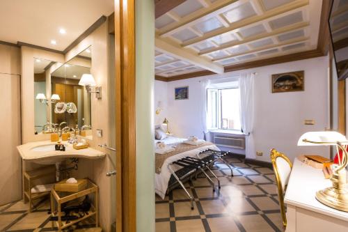 um quarto com uma cama, um lavatório e um espelho em Giuditta Suite 121 Trastevere Roma em Roma