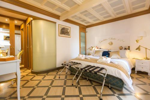 sypialnia z łóżkiem i podłogą wyłożoną szachownicą w obiekcie Giuditta Suite 121 Trastevere Roma w Rzymie