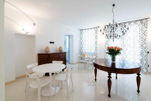 a dining room with a table and chairs at Antica Pusterla Relais de Charme in Vicenza