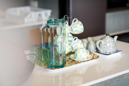 un vaso di vetro appoggiato su un vassoio su un bancone di 2 Bedroom Luxury Pool Penthouse at ATTA a Pak Chong