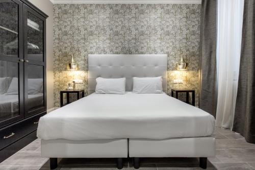 Ένα ή περισσότερα κρεβάτια σε δωμάτιο στο Bell Tower Apartments with View