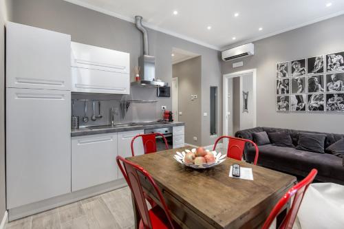 Η κουζίνα ή μικρή κουζίνα στο Bell Tower Apartments with View