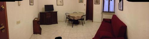 ヴィアレッジョにあるCasa Vacanze Foscolomare 366uno6796uno6のリビングルーム(椅子、テーブル、テレビ付)