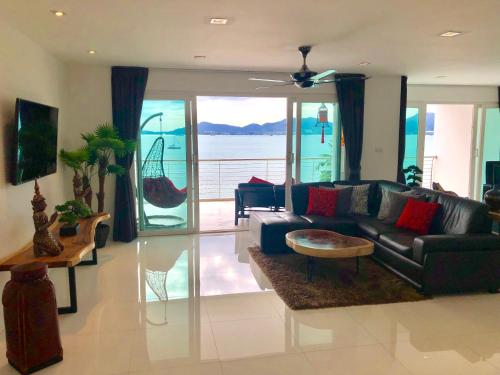 Oleskelutila majoituspaikassa D-Lux 4 bed beachfront apartment with sea view