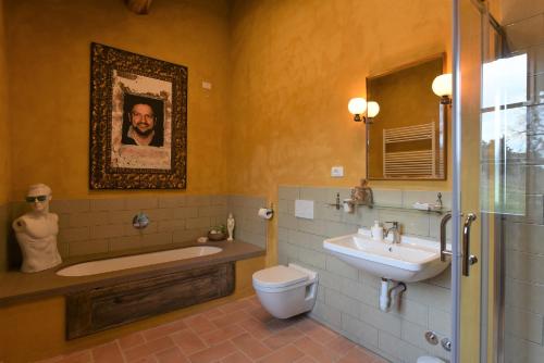 Ett badrum på Casale Monticchio