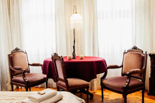 a dining room with a table and two chairs and a table with a tableablish at Hotel & Restaurant "Deutscher Kaiser" in Perleberg