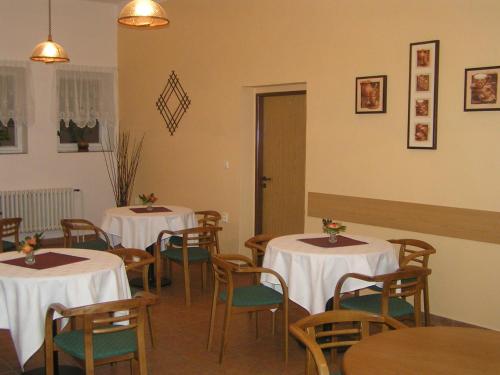 מסעדה או מקום אחר לאכול בו ב-hotel Dobruška
