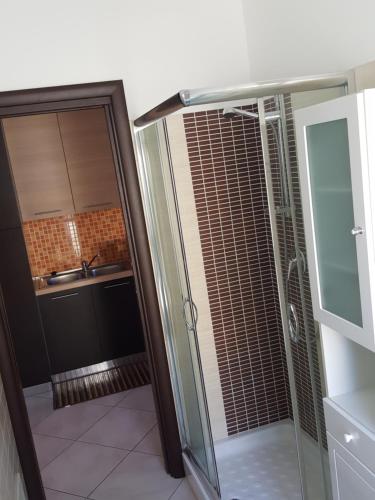 una ducha con puerta de cristal en un baño en #voglioandareadalghero, en Alghero