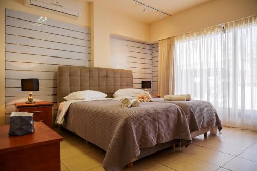 Un pat sau paturi într-o cameră la Athens City Center Apartments